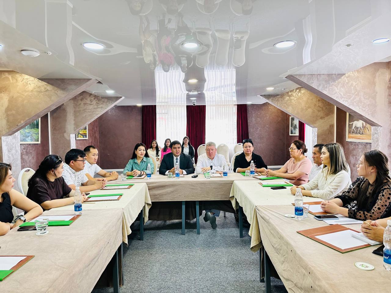 Сегодня в Бишкеке проходит информационный семинар для сотрудников территориальных органов юстиции на тему «Внесенные изменения в нормативные правовые акты в сфере регистрации юридических лиц»