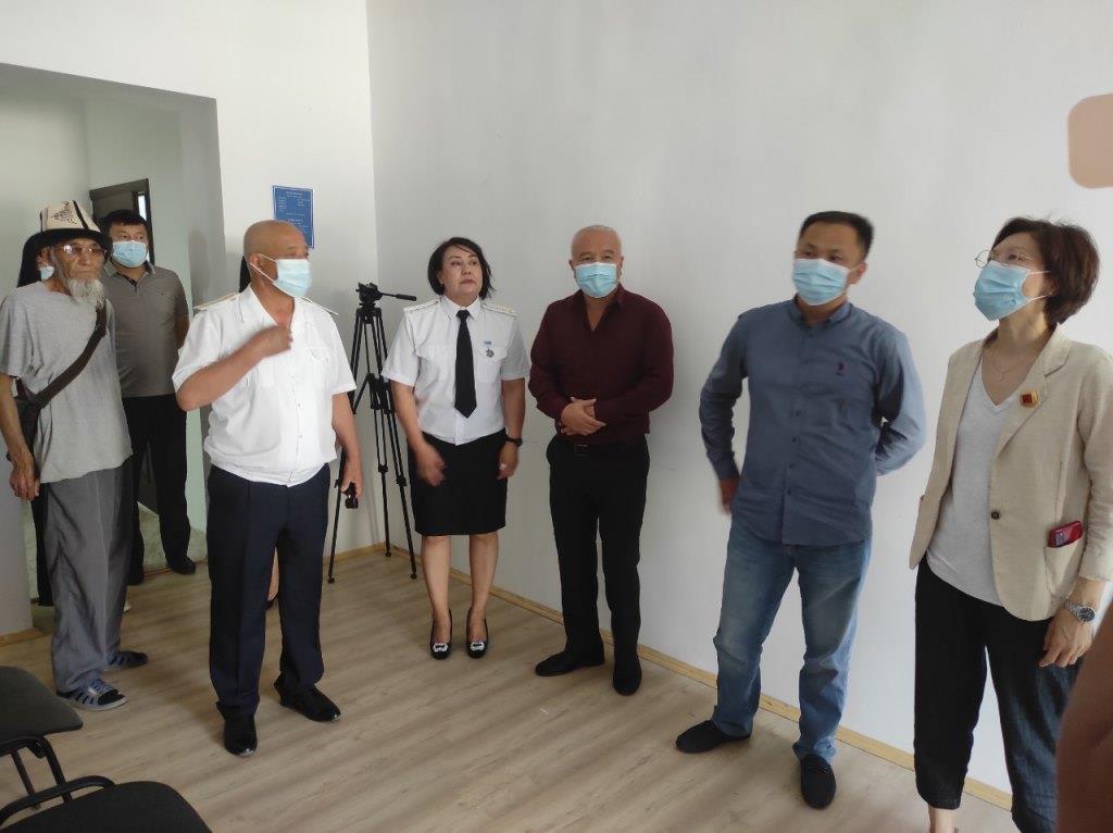 Кыргыз Республикасынын Юстиция министри Асел Чынбаева Майлуу-Суу мамлекеттик нотариалдык конторасына барды