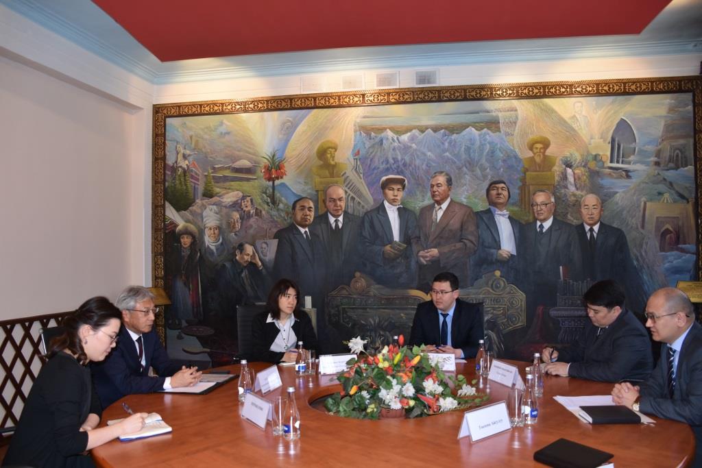 Встреча министра юстиции М. Джаманкулова с Чрезвычайным и полномочным послом Японии в Кыргызской Республики 